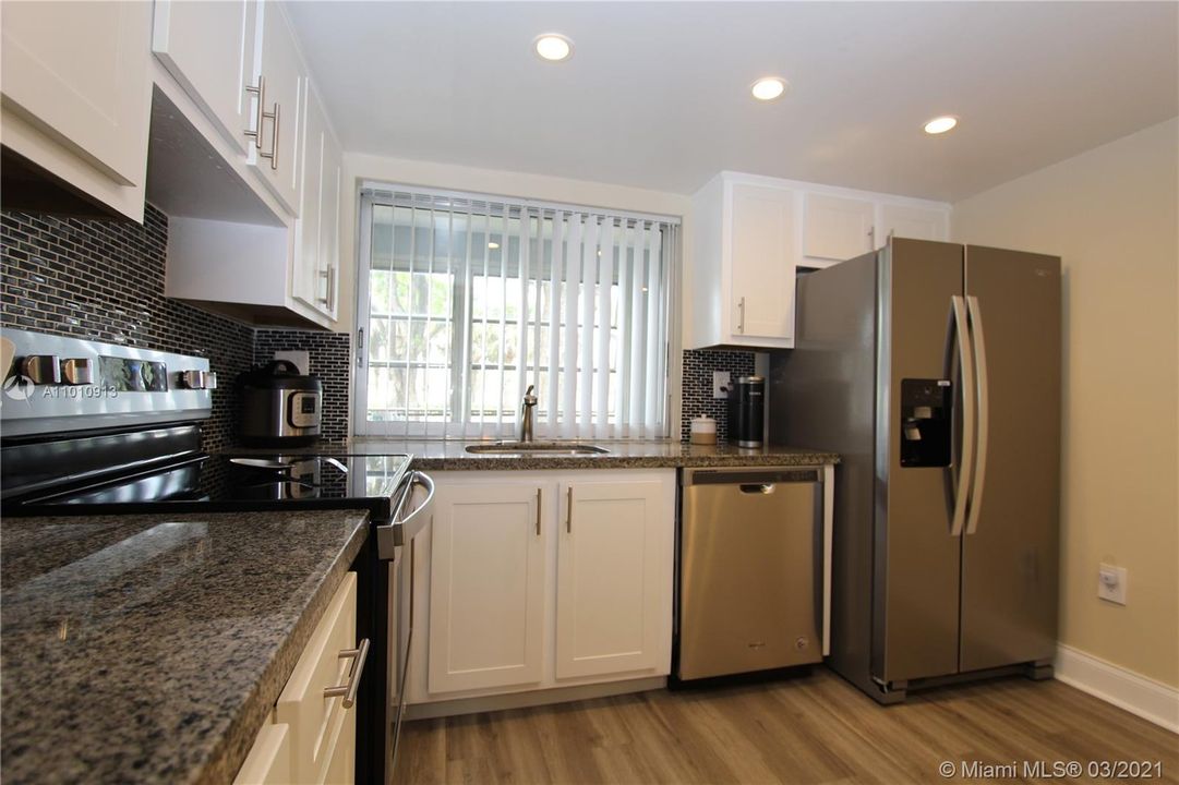 Vendido Recientemente: $85,900 (2 camas, 2 baños, 950 Pies cuadrados)