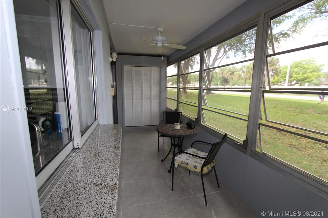 Vendido Recientemente: $85,900 (2 camas, 2 baños, 950 Pies cuadrados)
