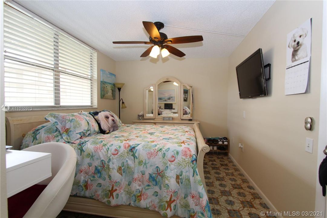 Vendido Recientemente: $85,900 (2 camas, 2 baños, 950 Pies cuadrados)