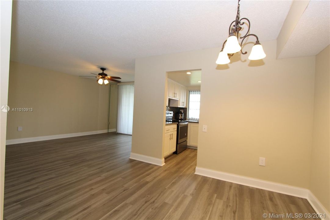 Vendido Recientemente: $85,900 (2 camas, 2 baños, 950 Pies cuadrados)