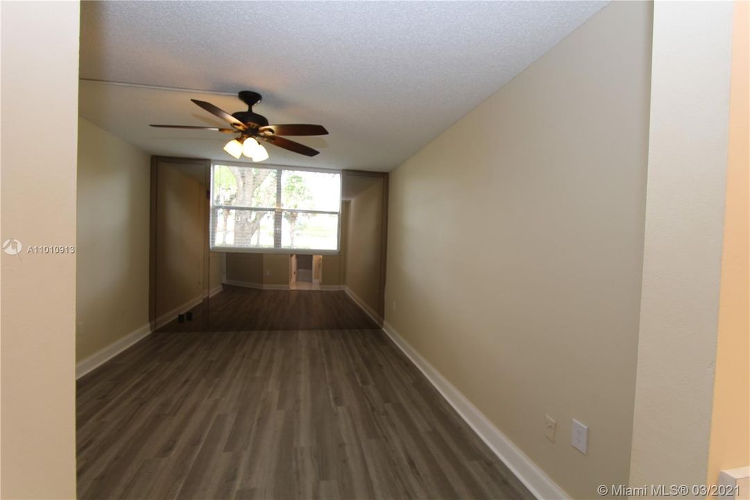 Vendido Recientemente: $85,900 (2 camas, 2 baños, 950 Pies cuadrados)