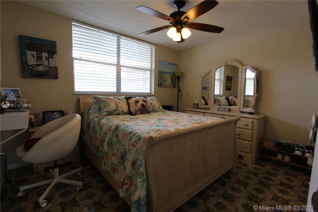 Vendido Recientemente: $85,900 (2 camas, 2 baños, 950 Pies cuadrados)
