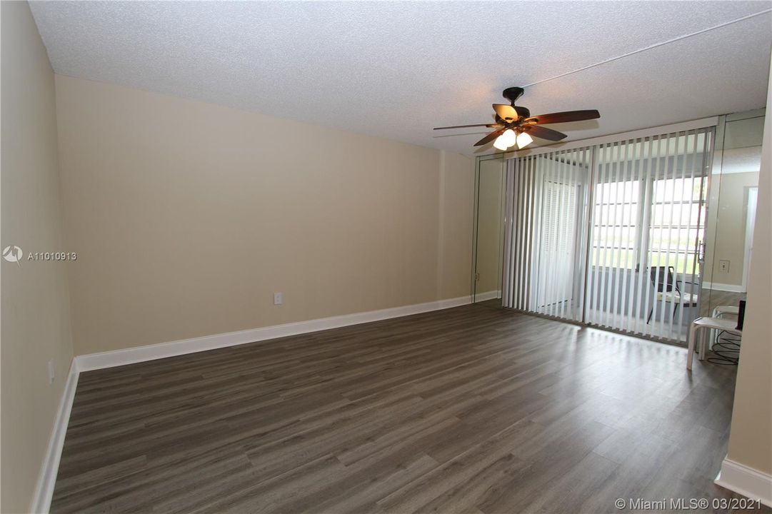 Vendido Recientemente: $85,900 (2 camas, 2 baños, 950 Pies cuadrados)