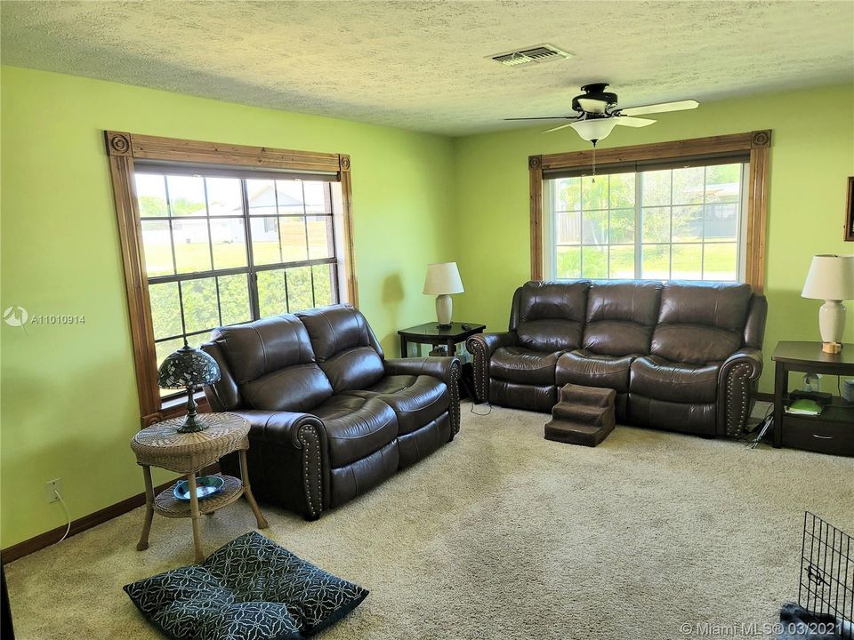 Recently Sold: $279,999 (3 beds, 2 baths, 1525 Square Feet)