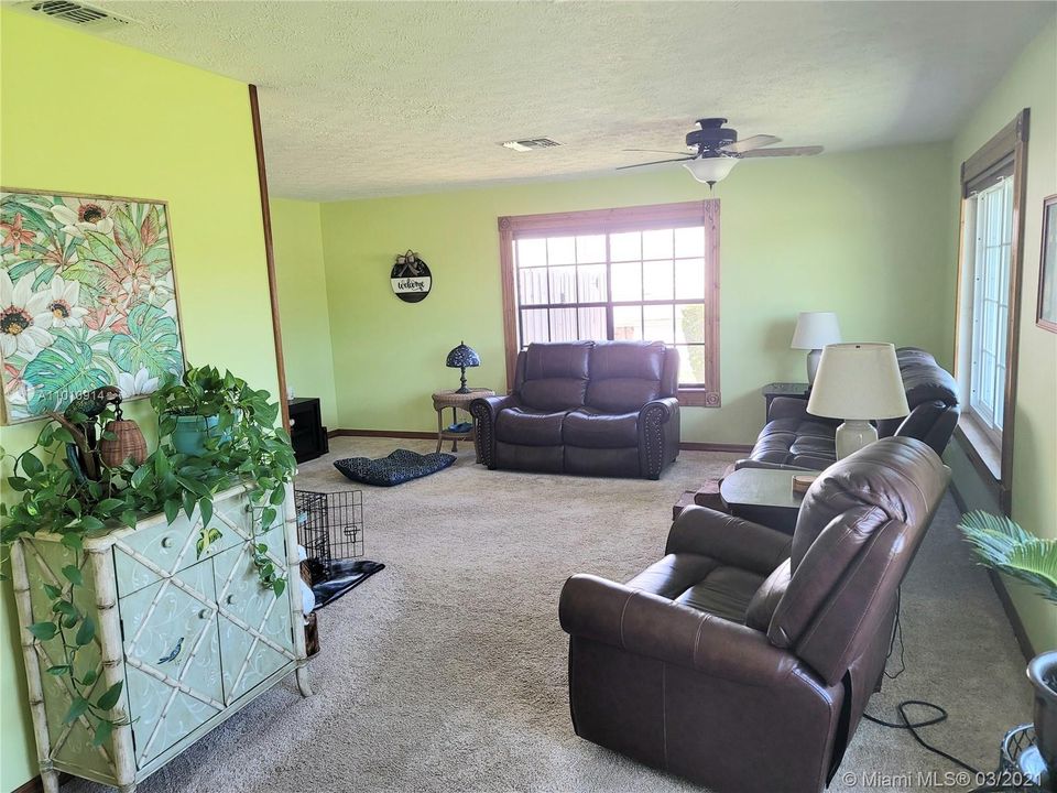 Recently Sold: $279,999 (3 beds, 2 baths, 1525 Square Feet)