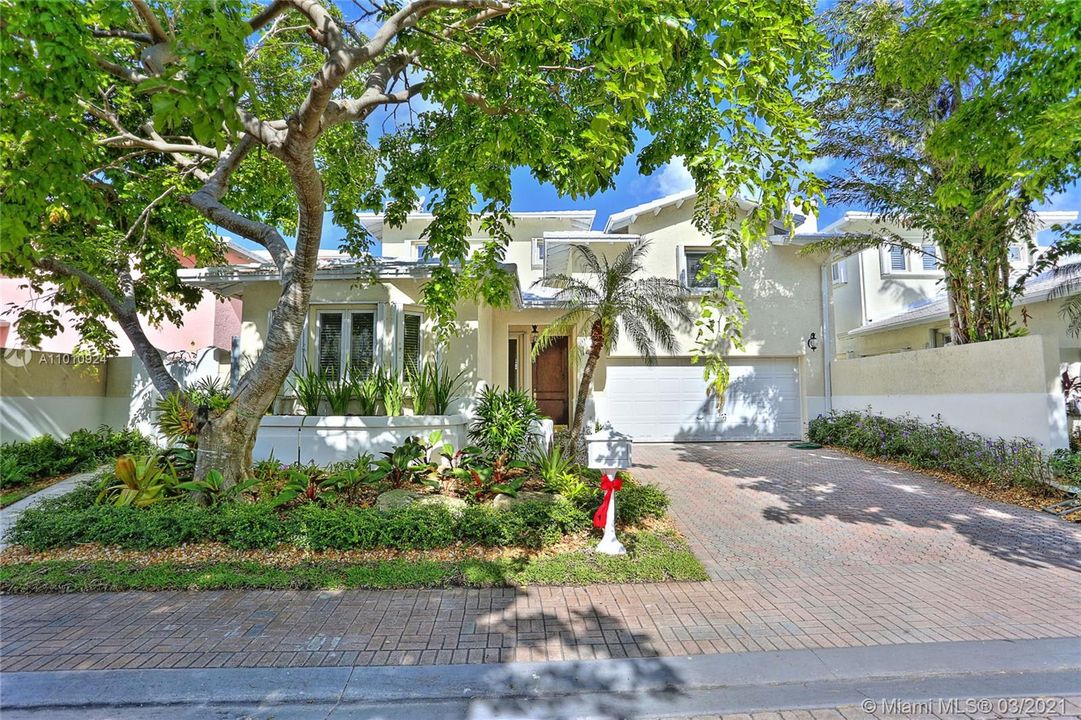 Recently Sold: $2,549,000 (5 beds, 6 baths, 3990 Square Feet)