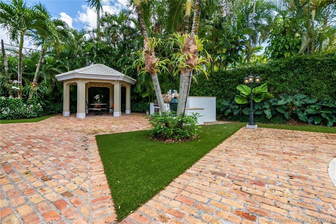 Recently Sold: $1,980,000 (4 beds, 4 baths, 3735 Square Feet)