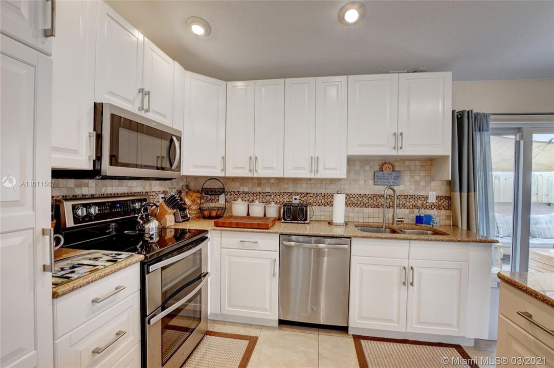 Vendido Recientemente: $450,000 (4 camas, 2 baños, 1874 Pies cuadrados)