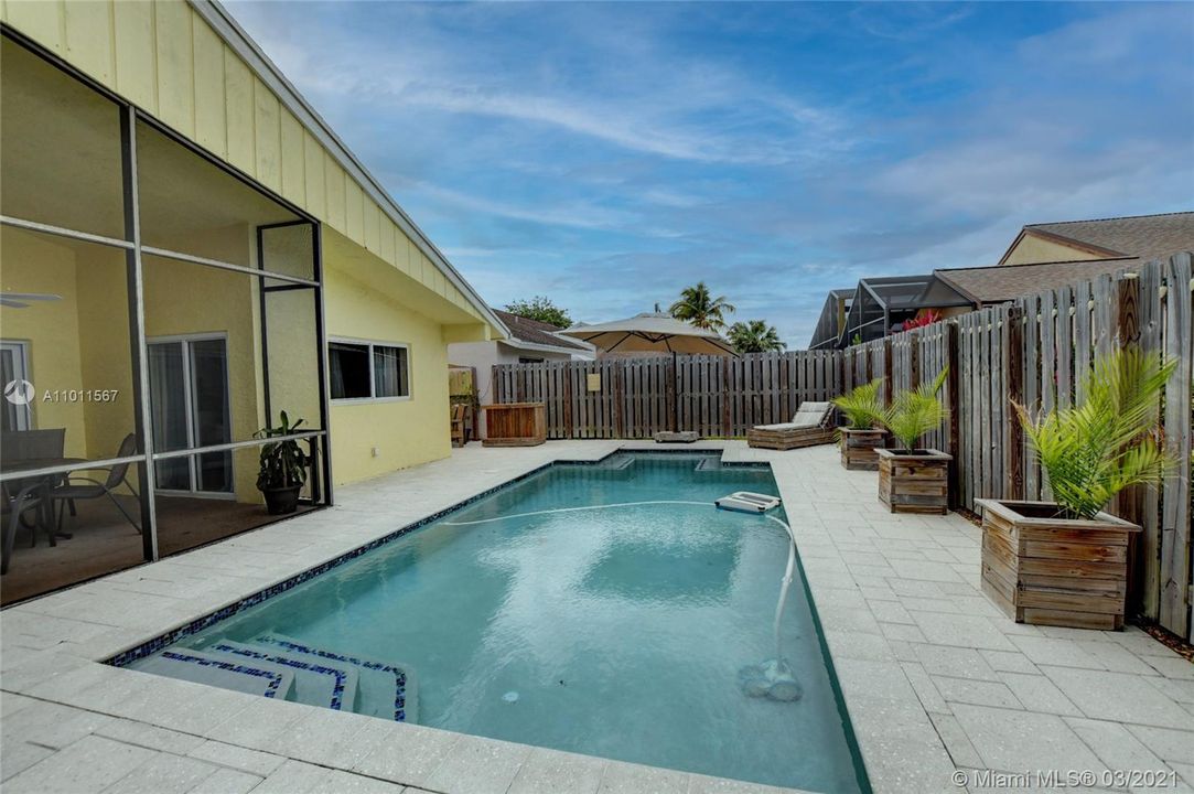 Vendido Recientemente: $450,000 (4 camas, 2 baños, 1874 Pies cuadrados)
