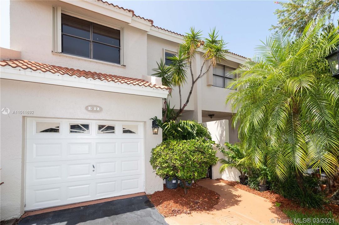 Recently Sold: $350,000 (2 beds, 2 baths, 1376 Square Feet)