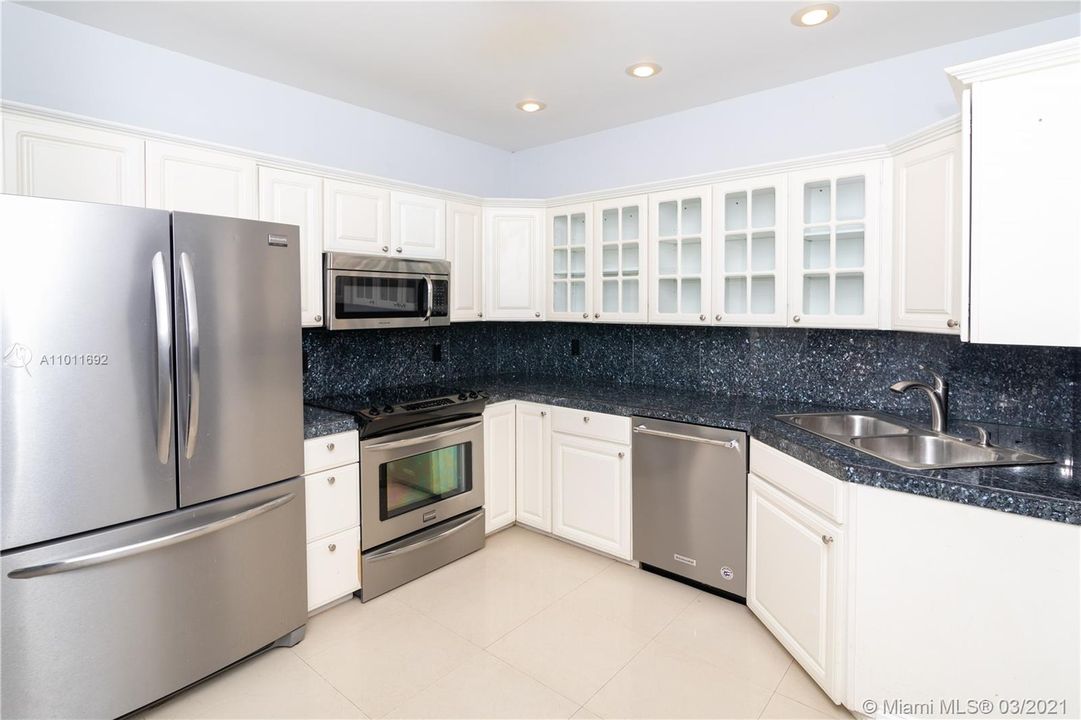 Recently Sold: $350,000 (2 beds, 2 baths, 1376 Square Feet)
