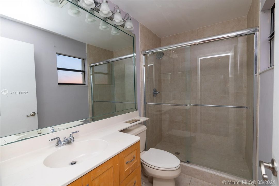 最近售出: $350,000 (2 贝兹, 2 浴室, 1376 平方英尺)