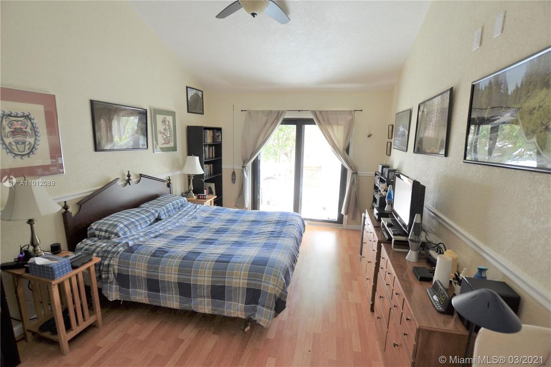 Recently Sold: $228,000 (3 beds, 2 baths, 1770 Square Feet)