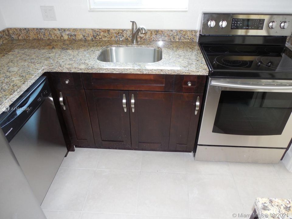 Granite Kitchen counters, all wood cabinets, SS appliances, Regrig with filtered water