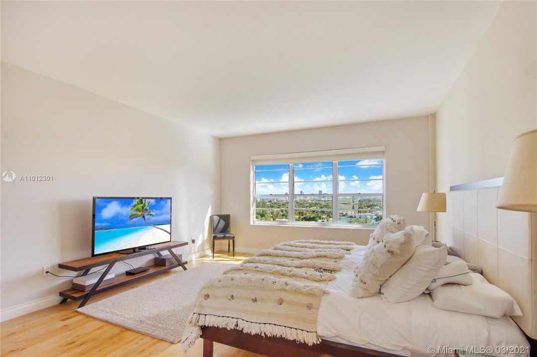 Recently Sold: $850,000 (2 beds, 2 baths, 1820 Square Feet)