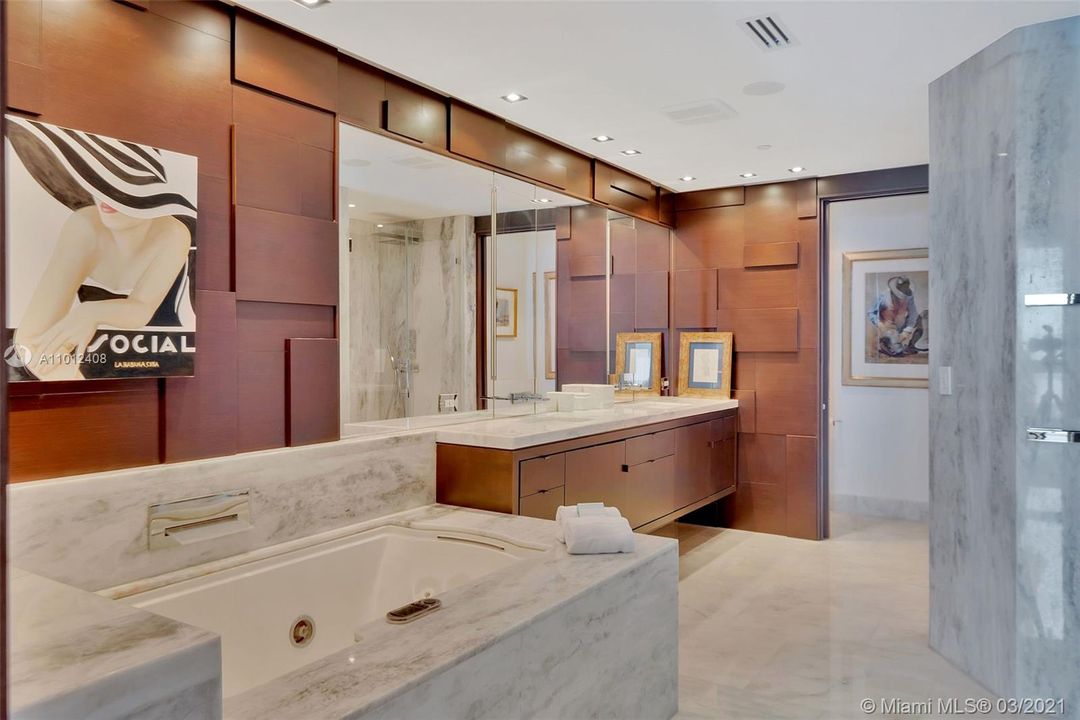 最近售出: $36,500,000 (6 贝兹, 5 浴室, 8229 平方英尺)