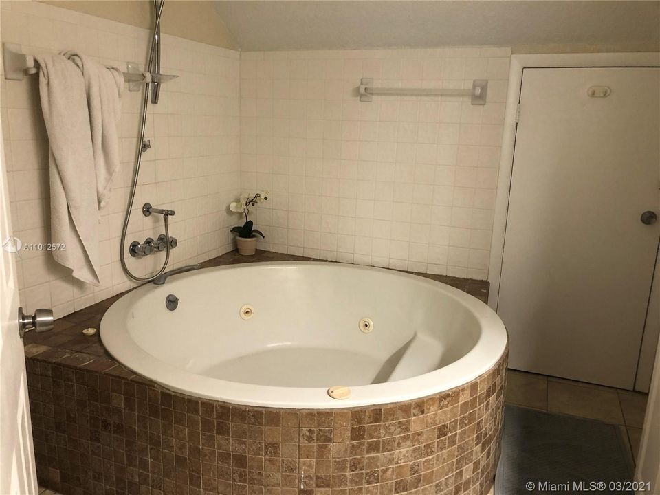 最近租的: $1,650 (1 贝兹, 1 浴室, 950 平方英尺)