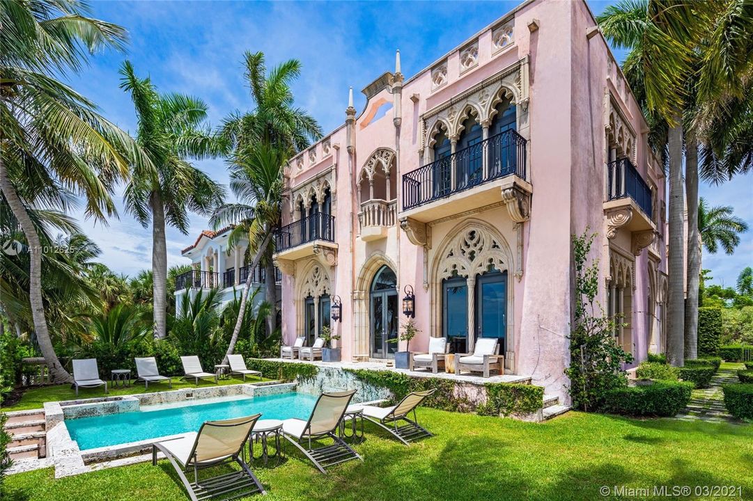 Recently Sold: $10,950,000 (6 beds, 7 baths, 12863 Square Feet)