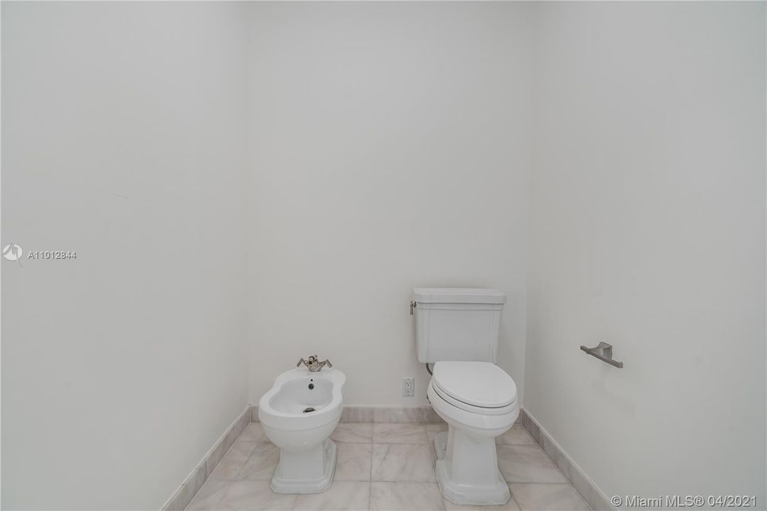 最近租的: $32,000 (3 贝兹, 3 浴室, 2503 平方英尺)