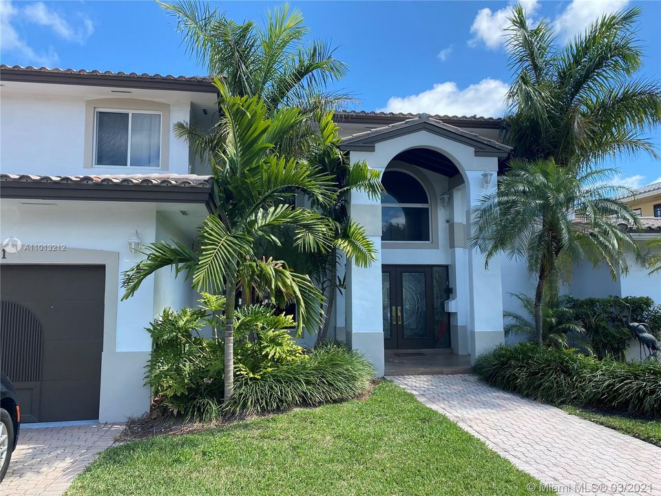 Recently Sold: $3,000,000 (6 beds, 5 baths, 4428 Square Feet)