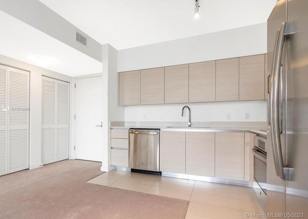 Recently Sold: $330,000 (1 beds, 1 baths, 648 Square Feet)