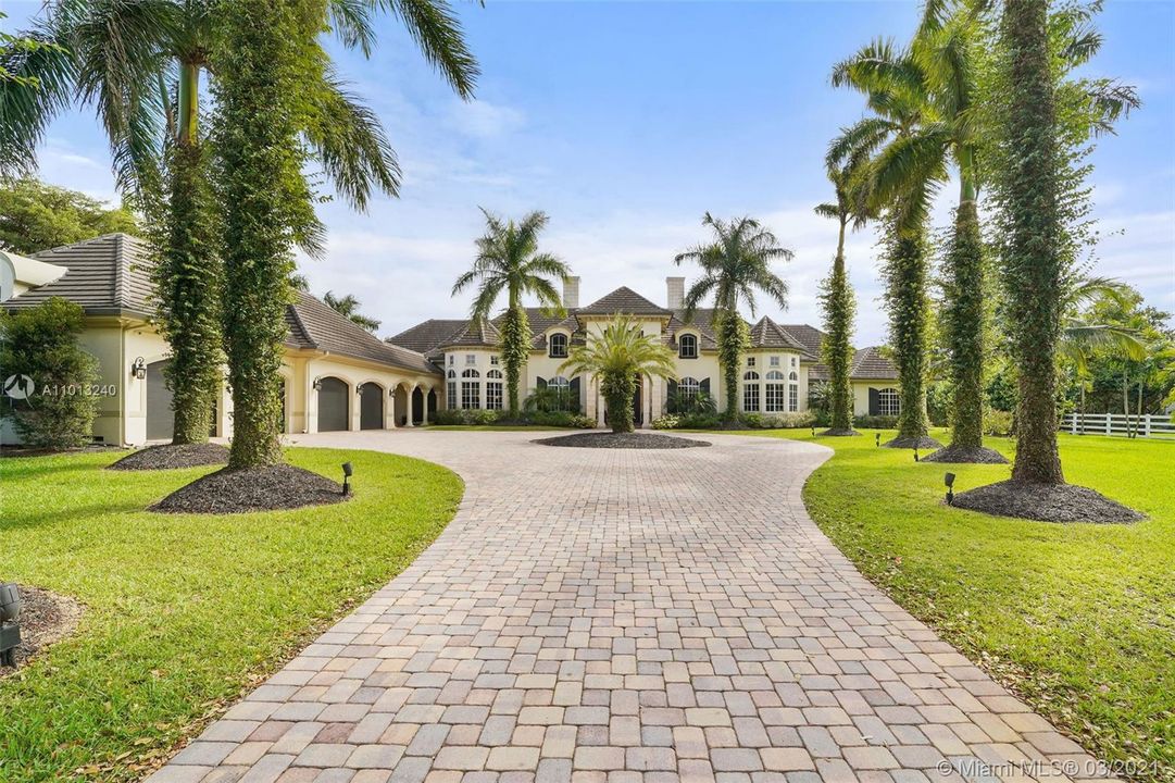 Recently Sold: $3,800,000 (6 beds, 6 baths, 7543 Square Feet)