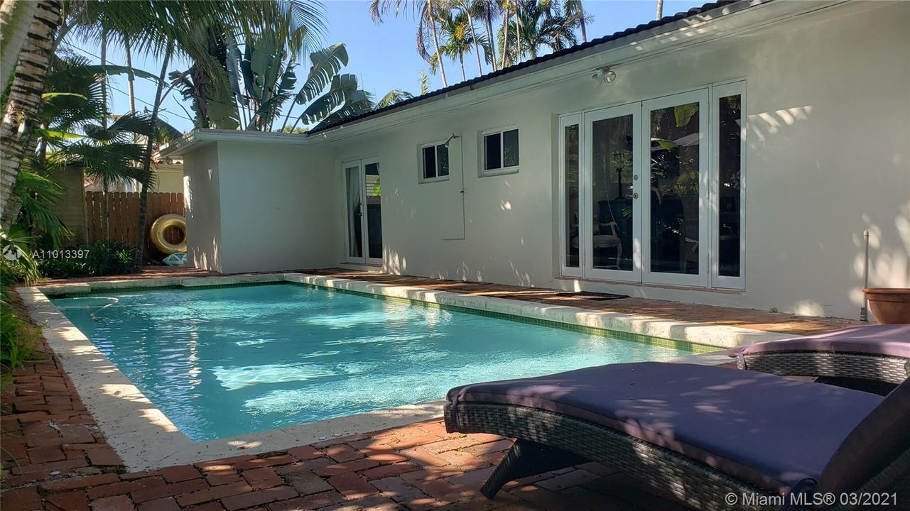 Recently Sold: $1,080,000 (3 beds, 2 baths, 1624 Square Feet)