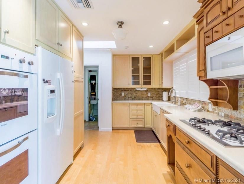 Recently Sold: $1,080,000 (3 beds, 2 baths, 1624 Square Feet)