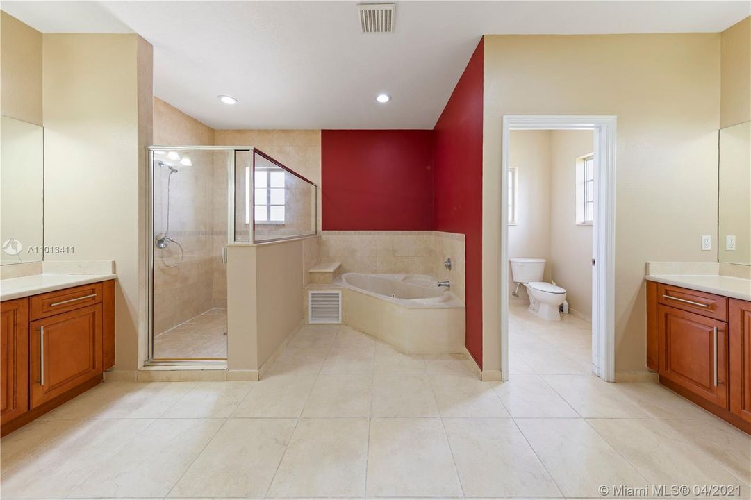 OVERSIZED MAIN SUITE BATH W/ SEP. TUB AND SHOWER, TWO SINKS. 2 WALK IN CLOSETS.