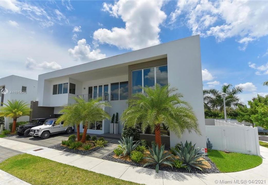 Recently Sold: $1,700,000 (5 beds, 5 baths, 4628 Square Feet)