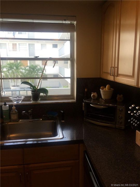 Recently Sold: $275,000 (1 beds, 1 baths, 715 Square Feet)