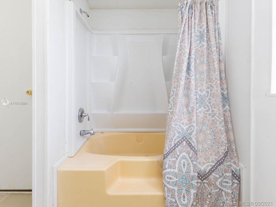 Vendido Recientemente: $75,000 (3 camas, 2 baños, 5169 Pies cuadrados)