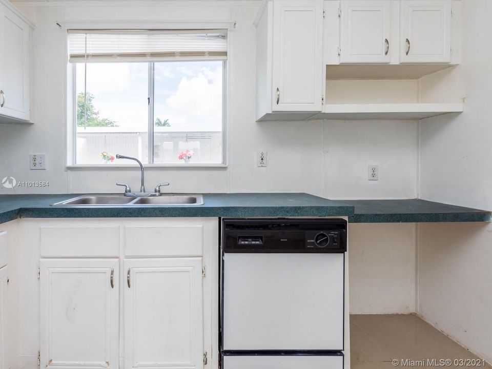 Vendido Recientemente: $75,000 (3 camas, 2 baños, 5169 Pies cuadrados)