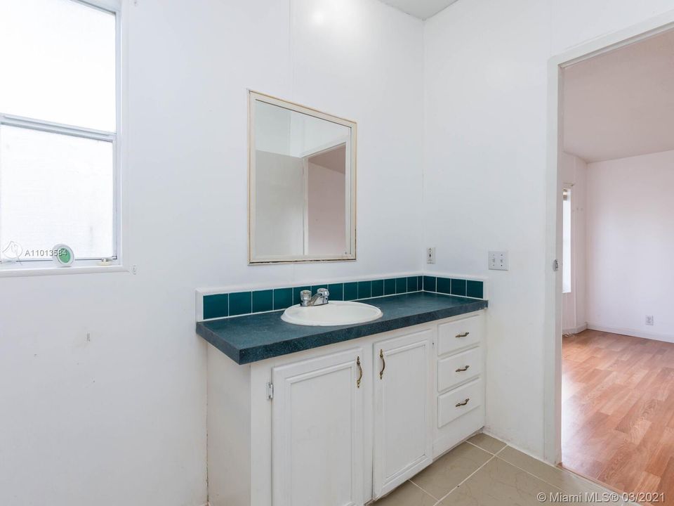 Vendido Recientemente: $75,000 (3 camas, 2 baños, 5169 Pies cuadrados)