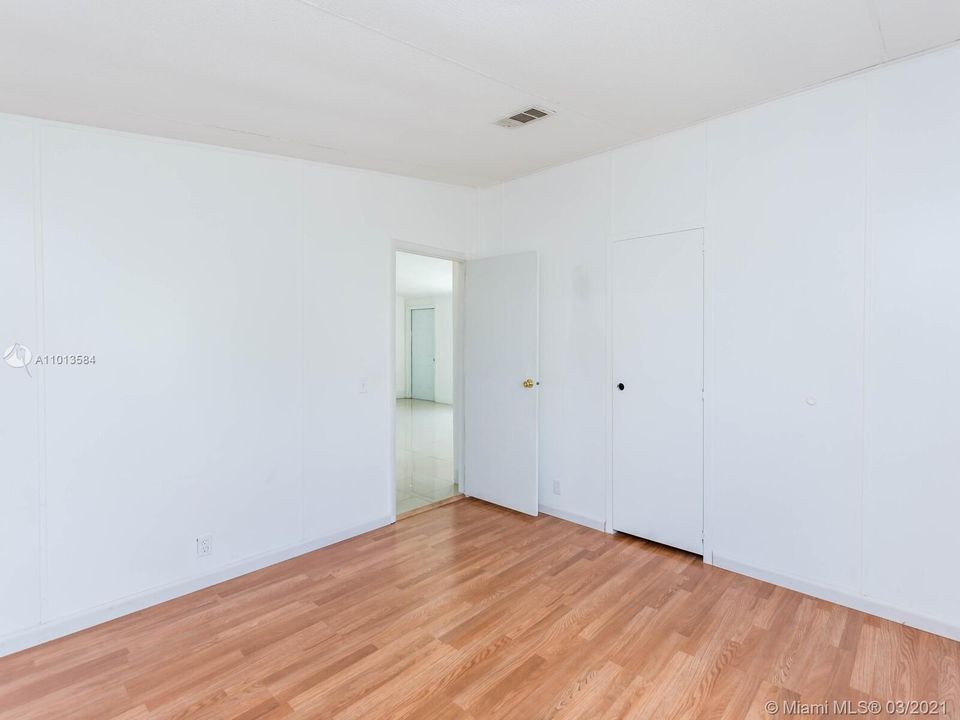 Vendido Recientemente: $75,000 (3 camas, 2 baños, 5169 Pies cuadrados)