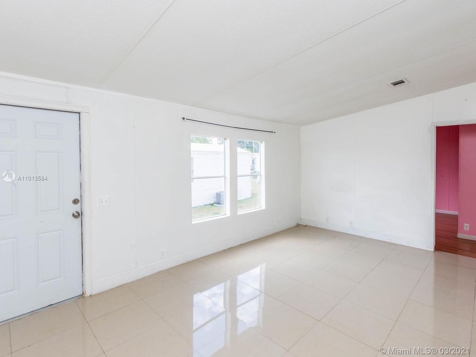 Vendido Recientemente: $75,000 (3 camas, 2 baños, 5169 Pies cuadrados)