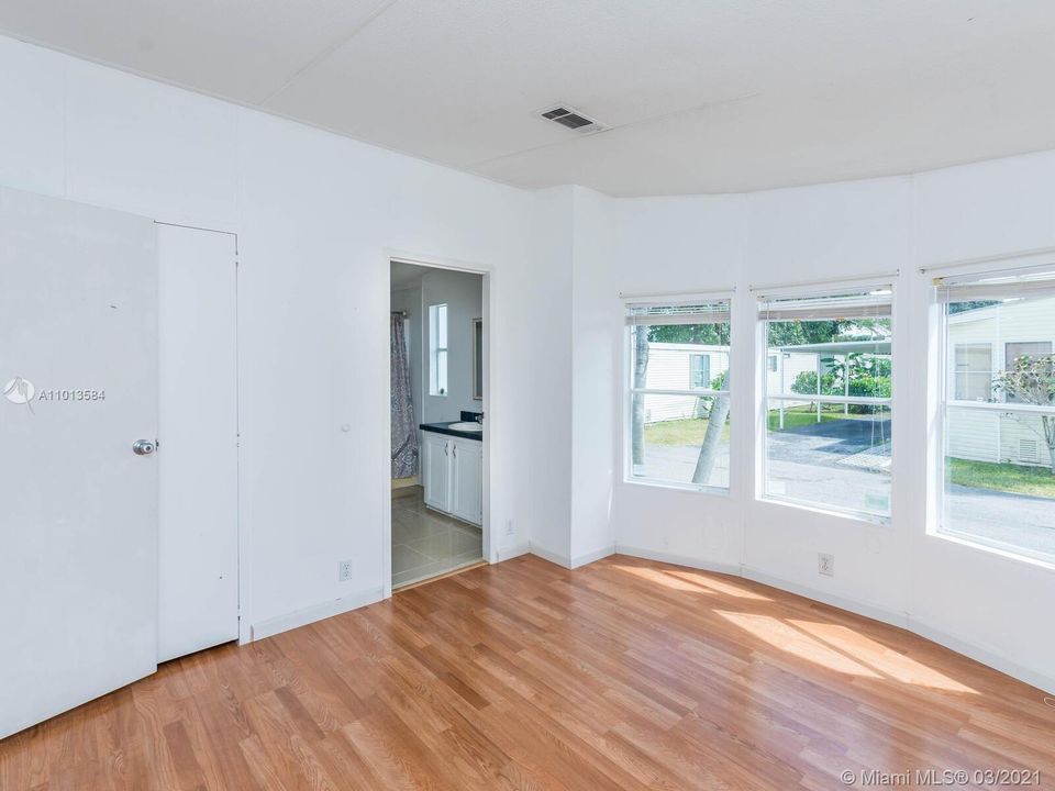 Vendido Recientemente: $75,000 (3 camas, 2 baños, 5169 Pies cuadrados)