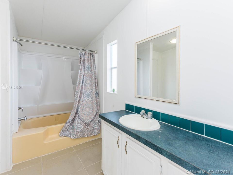 Vendido Recientemente: $75,000 (3 camas, 2 baños, 5169 Pies cuadrados)