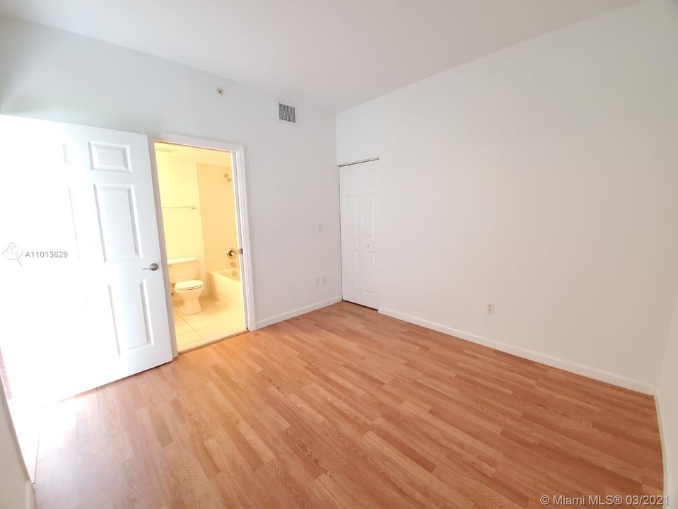 Recently Rented: $1,300 (2 beds, 2 baths, 855 Square Feet)