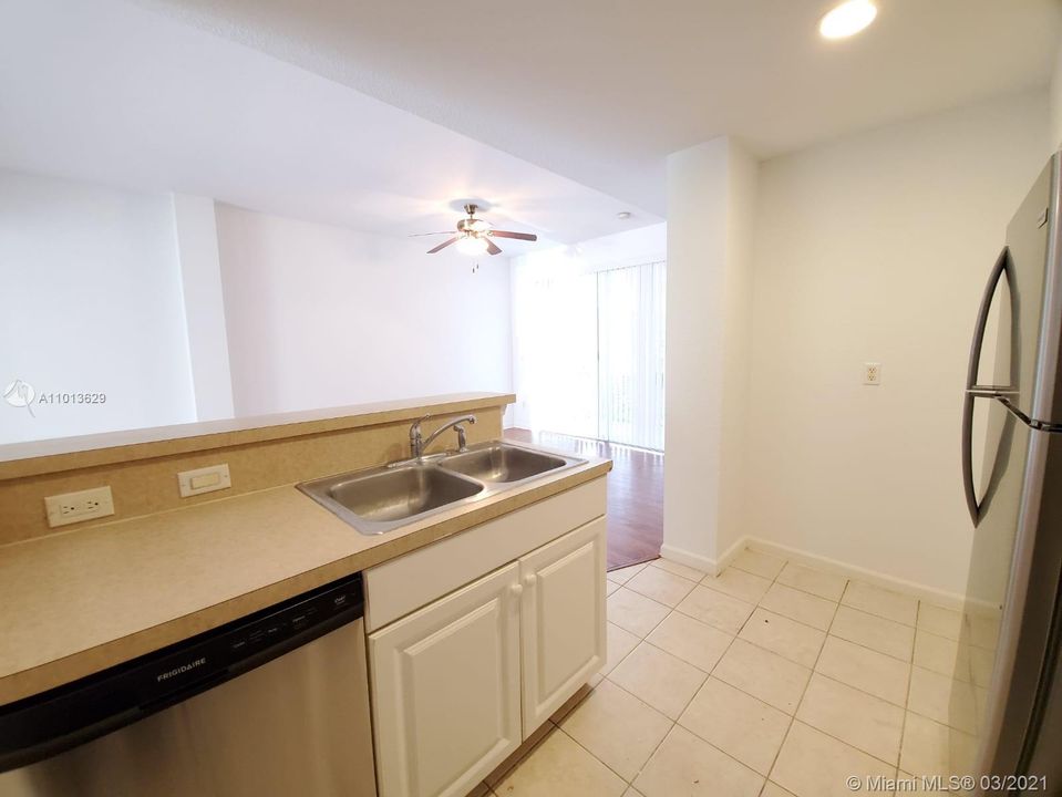 Recently Rented: $1,300 (2 beds, 2 baths, 855 Square Feet)