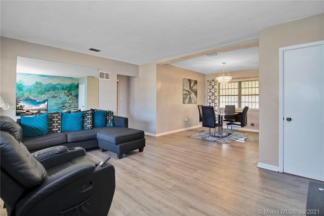 Recently Sold: $320,000 (3 beds, 1 baths, 1134 Square Feet)
