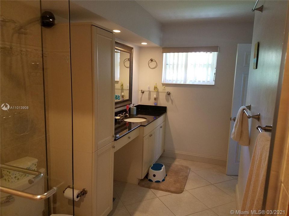 Bathroom suite 1