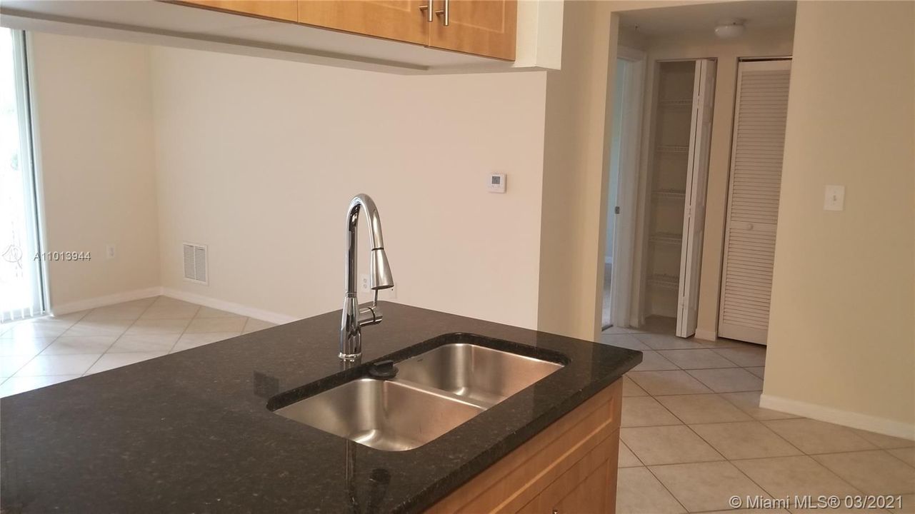 Recently Rented: $1,350 (1 beds, 1 baths, 740 Square Feet)