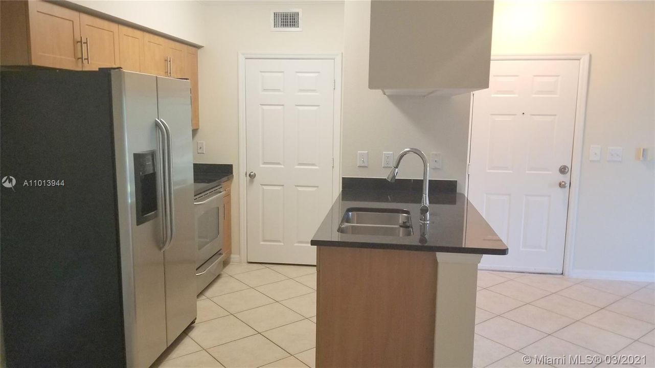 Recently Rented: $1,350 (1 beds, 1 baths, 740 Square Feet)