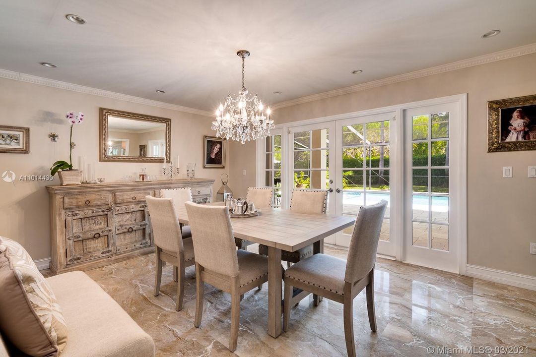 Fabulous Poolside Dining Room For Gatherings Large and Small