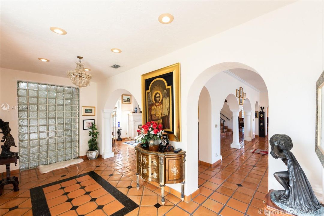 Recently Sold: $3,695,000 (4 beds, 4 baths, 5168 Square Feet)