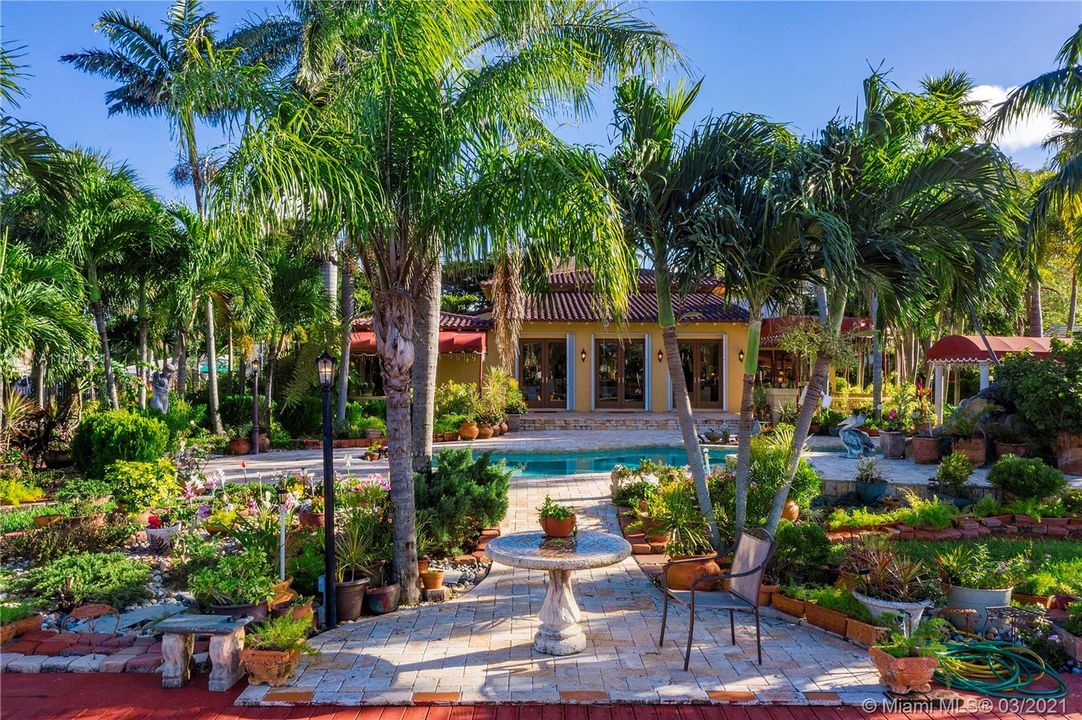 Recently Sold: $3,695,000 (4 beds, 4 baths, 5168 Square Feet)