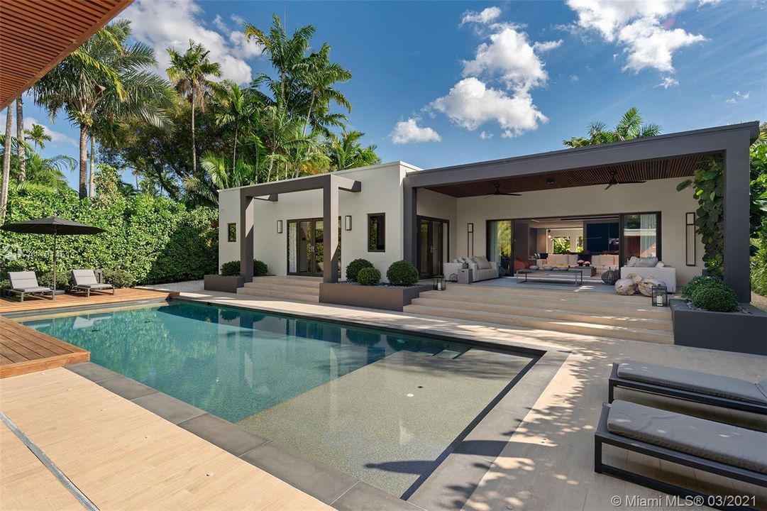 Recently Sold: $2,790,000 (4 beds, 4 baths, 2590 Square Feet)