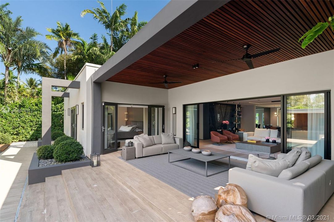 Recently Sold: $2,790,000 (4 beds, 4 baths, 2590 Square Feet)