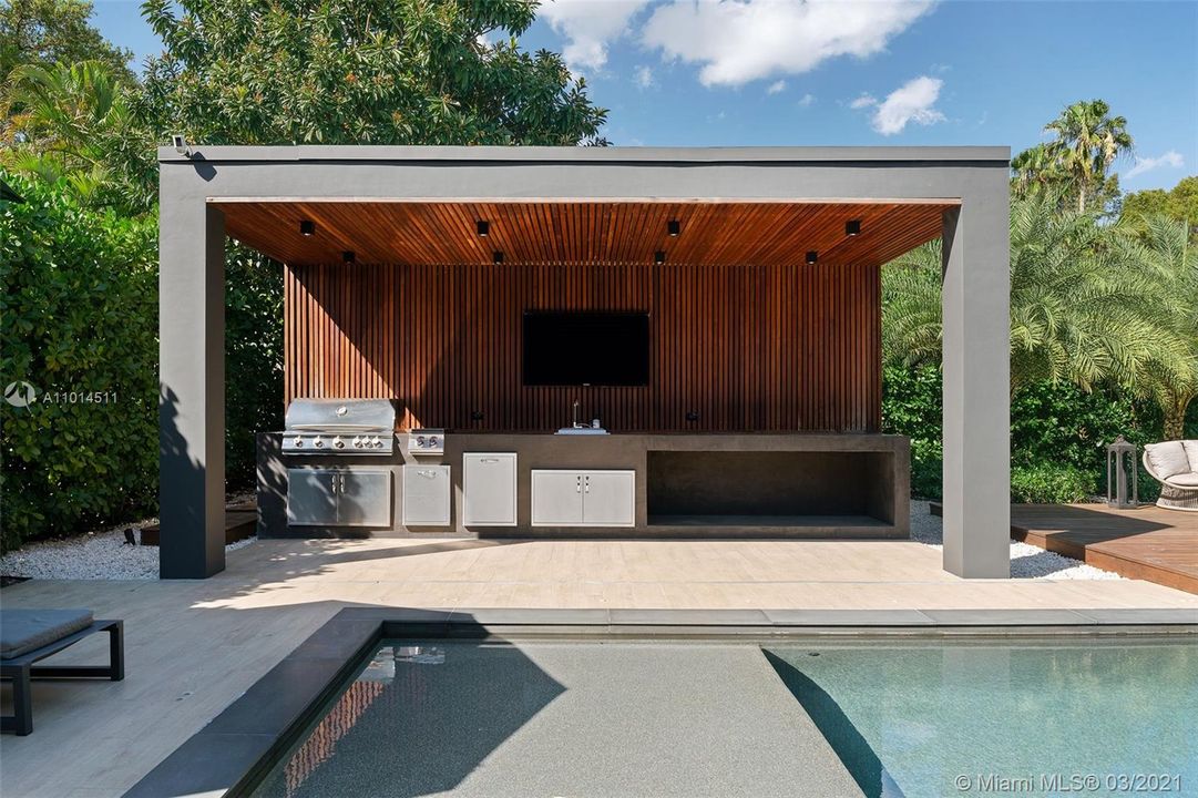 Recently Sold: $2,790,000 (4 beds, 4 baths, 2590 Square Feet)